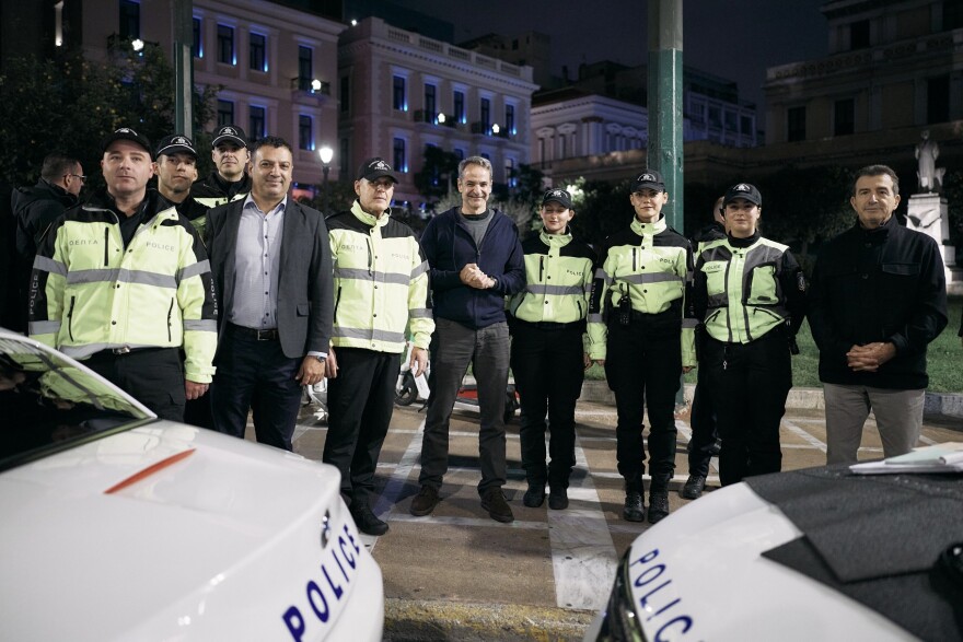 Επίσκεψη Μητσοτάκη σε μπλόκο της Τροχαίας στη Σταδίου: Έκανε αλκοτέστ για να δει πως γίνεται, δείτε βίντεο και φωτογραφίες