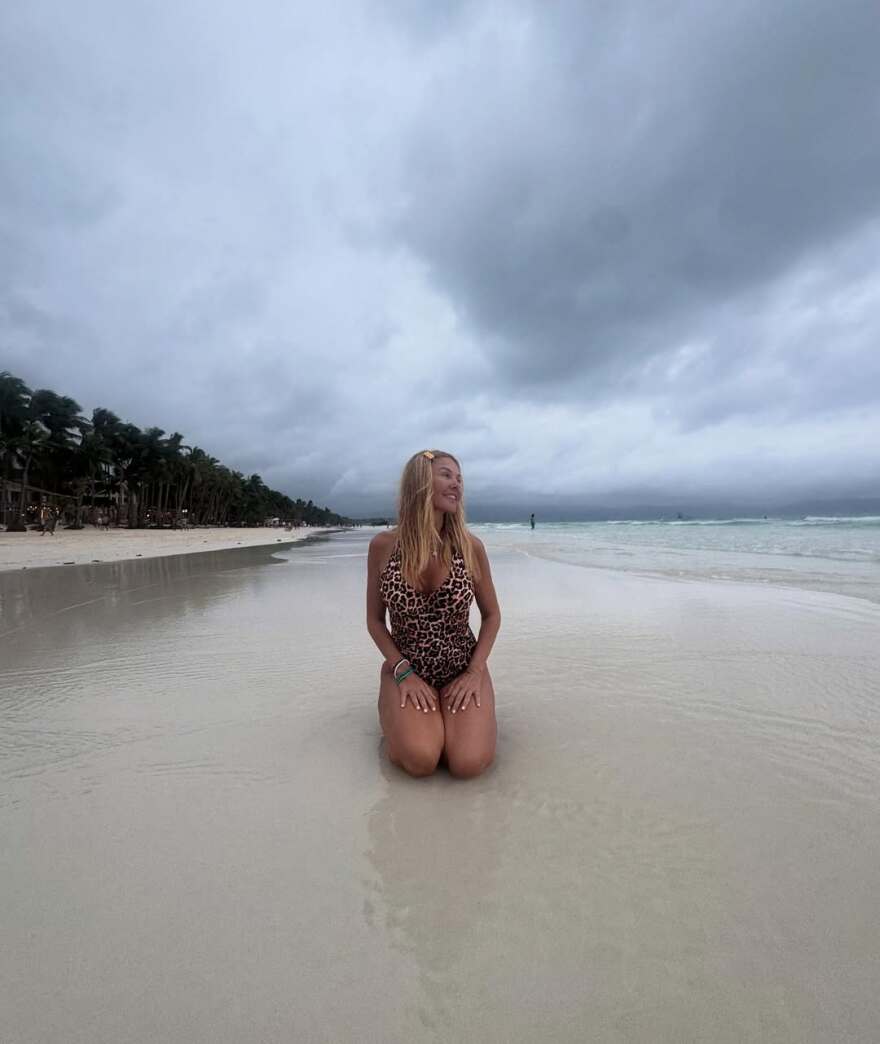 Η Χριστίνα Παππά ποζάρει με μαγιό σε εξωτική παραλία