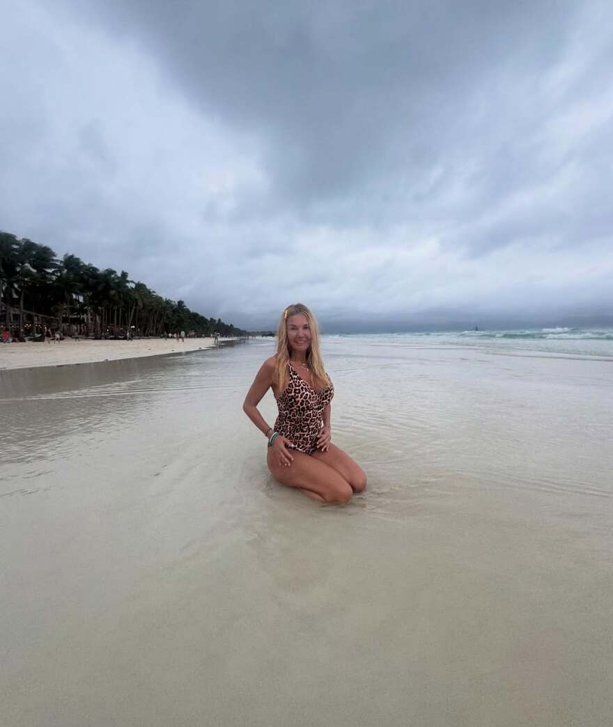 Η Χριστίνα Παππά ποζάρει με μαγιό σε εξωτική παραλία