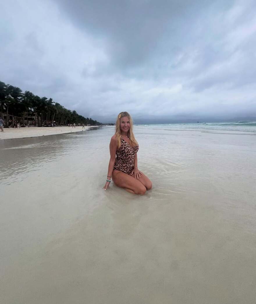 Η Χριστίνα Παππά ποζάρει με μαγιό σε εξωτική παραλία