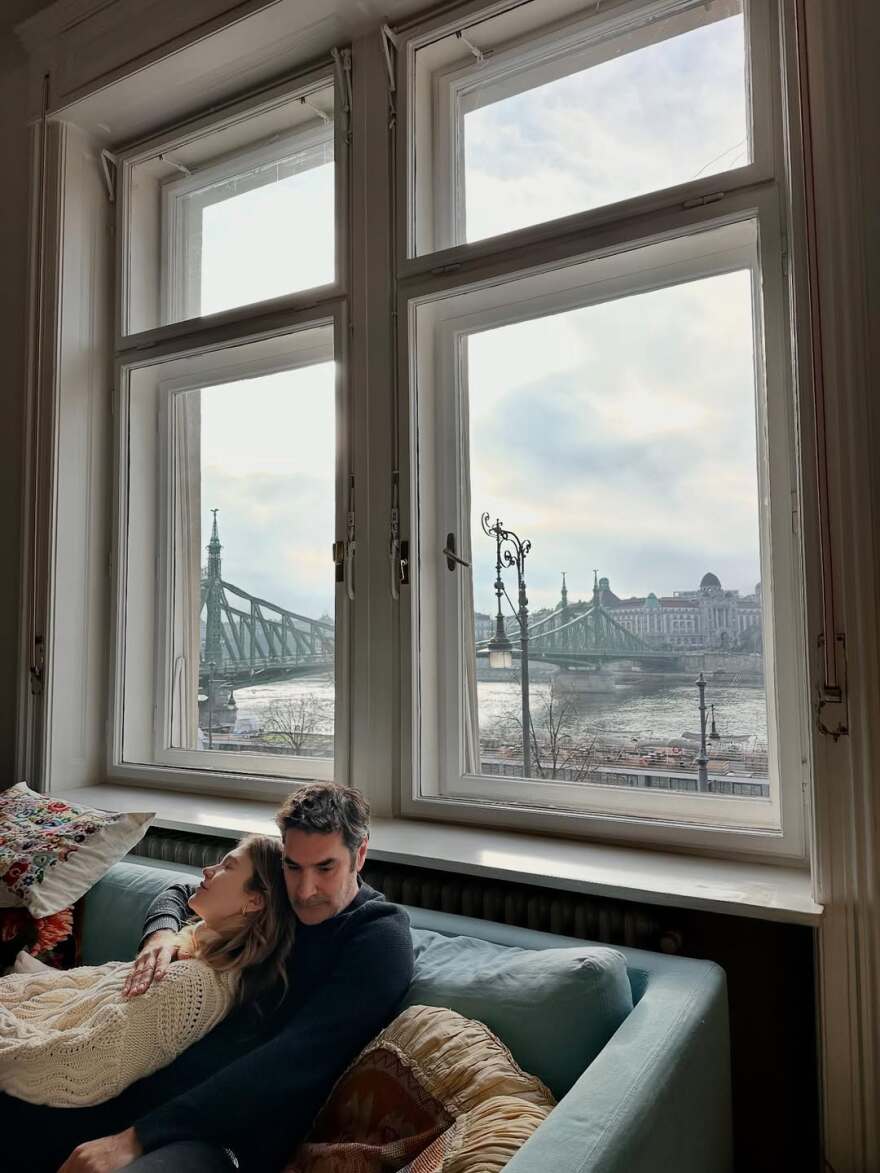 Maestro: Στη Βουδαπέστη ο Χριστόφορος Παπακαλιάτης και η Κλέλια Ανδριολάτου για τα γυρίσματα της νέας σεζόν