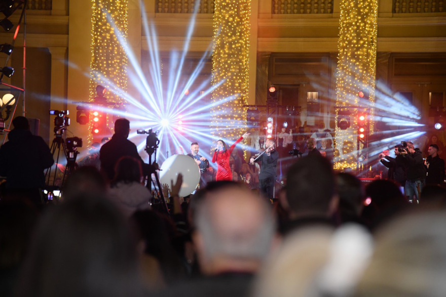 Πυροτεχνήματα, 120.000 λαμπιόνια και Λένα Ζευγαρά live στον Πειραιά 