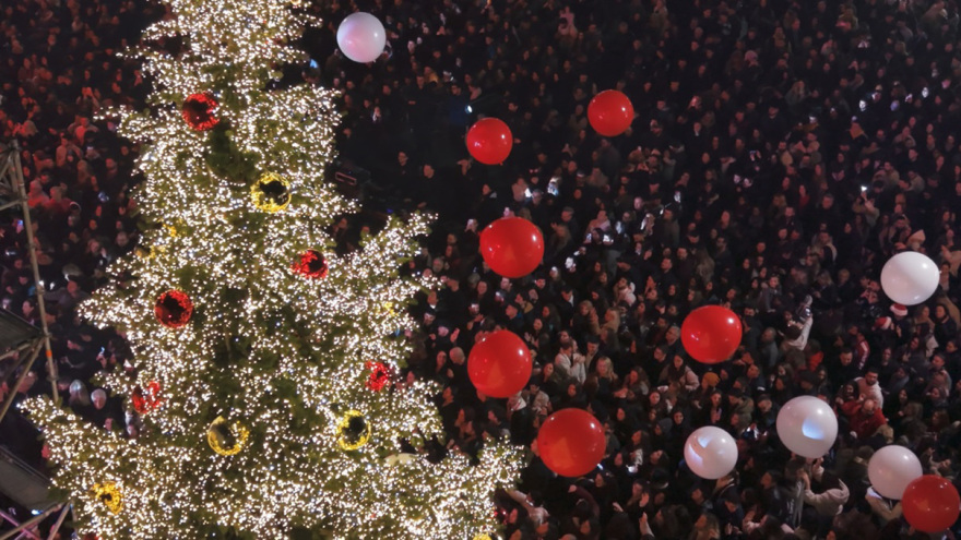 Πυροτεχνήματα, 120.000 λαμπιόνια και Λένα Ζευγαρά live στον Πειραιά 