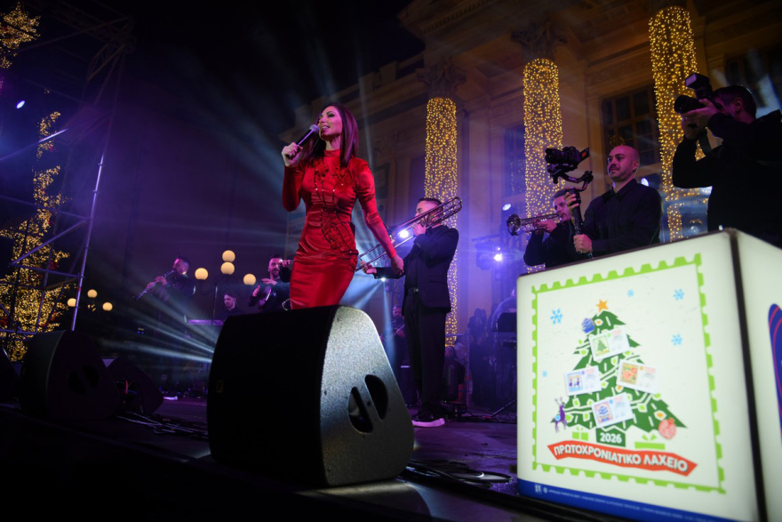 Πυροτεχνήματα, 120.000 λαμπιόνια και Λένα Ζευγαρά live στον Πειραιά 