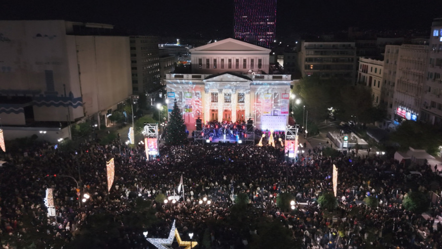 Πυροτεχνήματα, 120.000 λαμπιόνια και Λένα Ζευγαρά live στον Πειραιά 