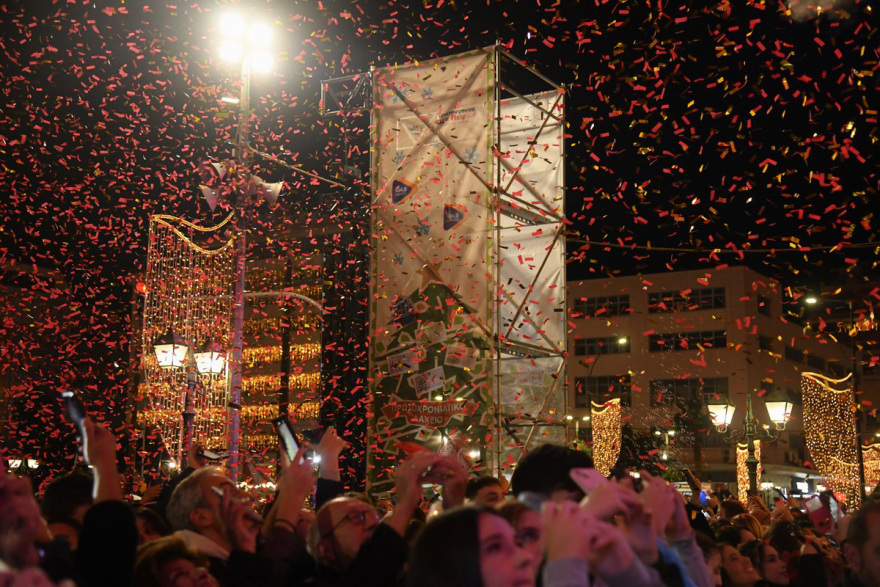 Πυροτεχνήματα, 120.000 λαμπιόνια και Λένα Ζευγαρά live στον Πειραιά 