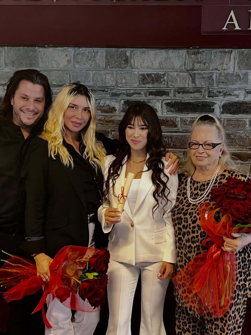 Πάολα: Η κόρη της δημοσίευσε φωτογραφίες από την ορκωμοσία της