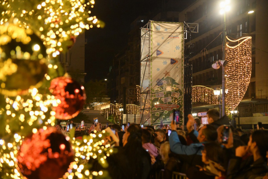 Πυροτεχνήματα, 120.000 λαμπιόνια και Λένα Ζευγαρά live στον Πειραιά 