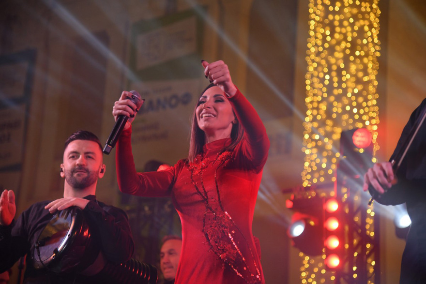 Πυροτεχνήματα, 120.000 λαμπιόνια και Λένα Ζευγαρά live στον Πειραιά 