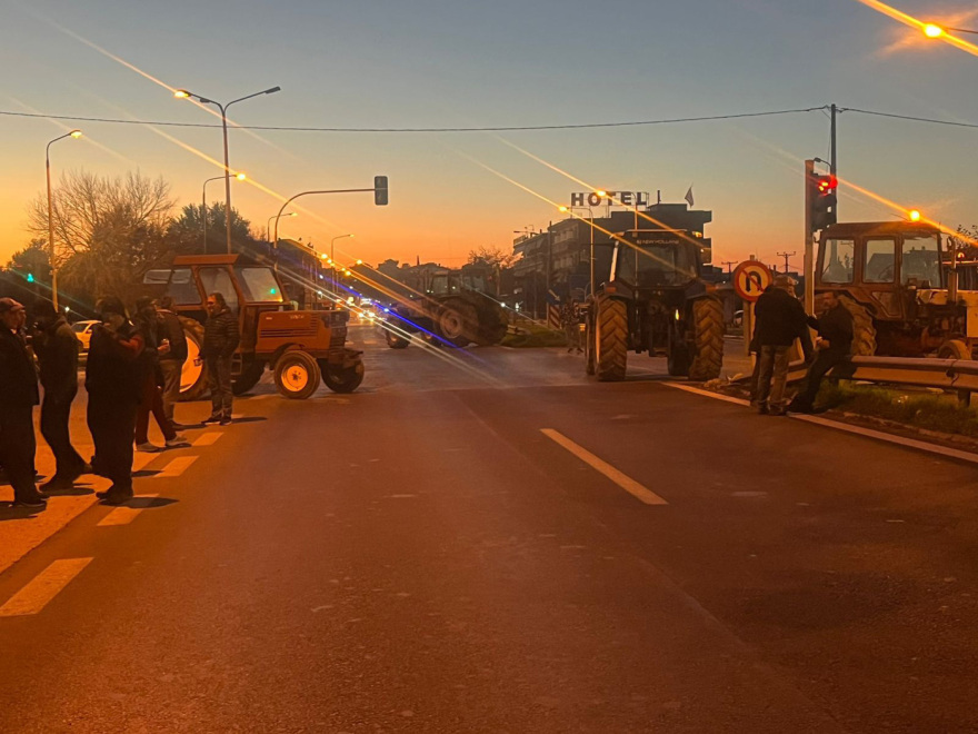 Με ζωντανή μουσική και τραγούδια έκλεισαν την Εθνική Οδό οι αγρότες στη Χαλκηδόνα Θεσσαλονίκης, δείτε βίντεο