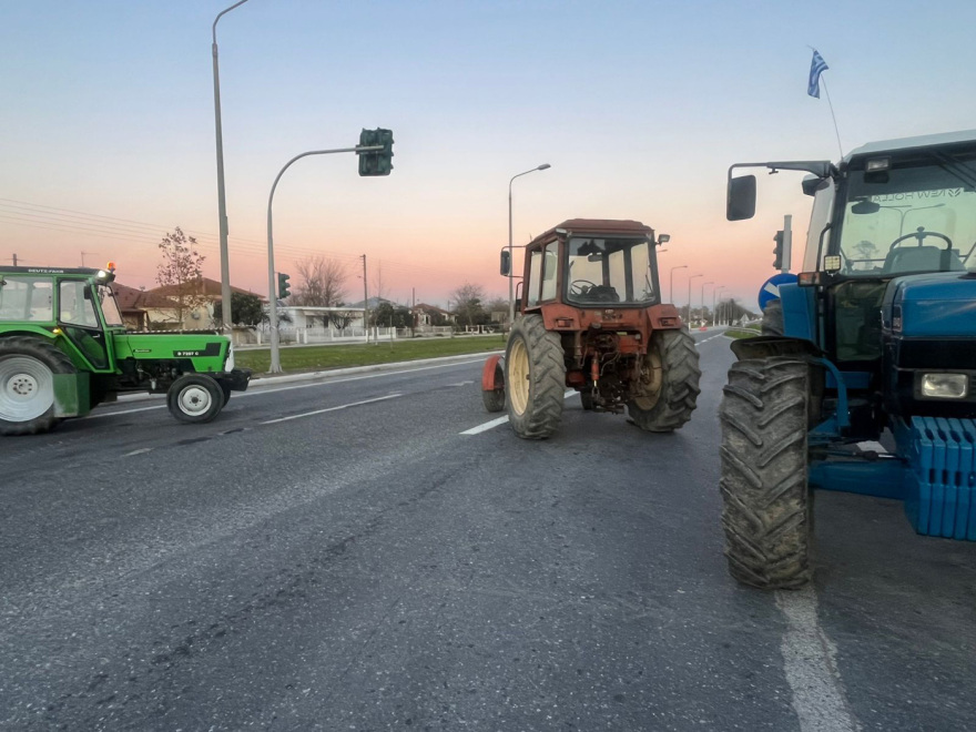 Με ζωντανή μουσική και τραγούδια έκλεισαν την Εθνική Οδό οι αγρότες στη Χαλκηδόνα Θεσσαλονίκης, δείτε βίντεο