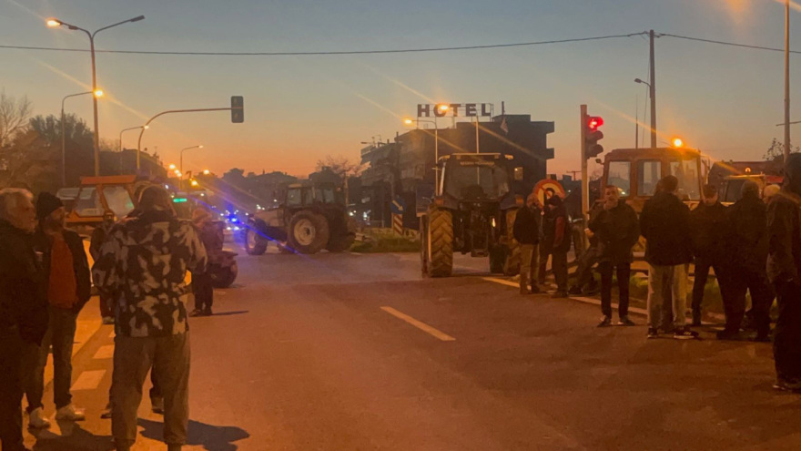 Με ζωντανή μουσική και τραγούδια έκλεισαν την Εθνική Οδό οι αγρότες στη Χαλκηδόνα Θεσσαλονίκης, δείτε βίντεο