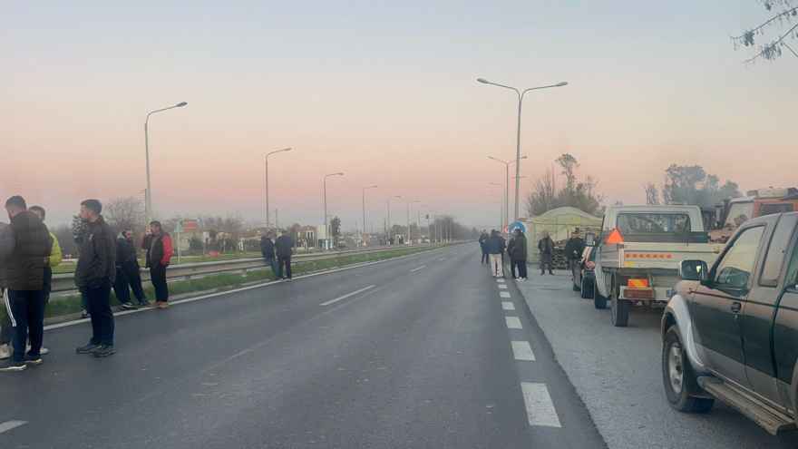 Με ζωντανή μουσική και τραγούδια έκλεισαν την Εθνική Οδό οι αγρότες στη Χαλκηδόνα Θεσσαλονίκης, δείτε βίντεο