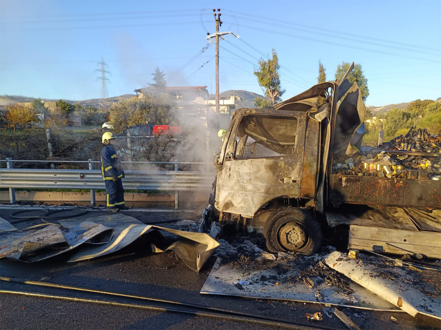 Φωτιά σε φορτηγό στα διόδια Αφιδνών: Από δύο λωρίδες η κυκλοφορία, δείτε βίντεο και φωτογραφίες