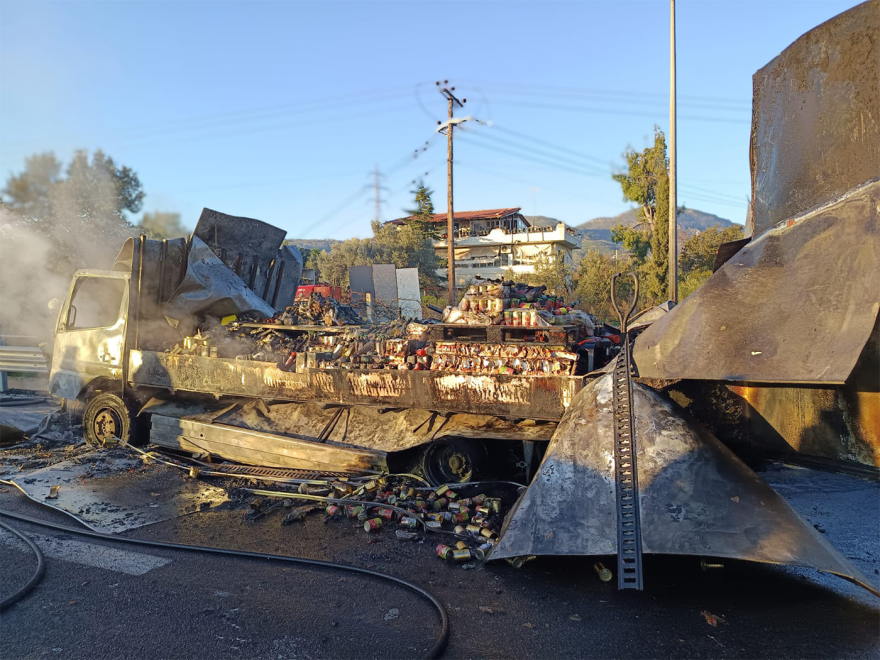 Φωτιά σε φορτηγό στα διόδια Αφιδνών: Από δύο λωρίδες η κυκλοφορία, δείτε βίντεο και φωτογραφίες