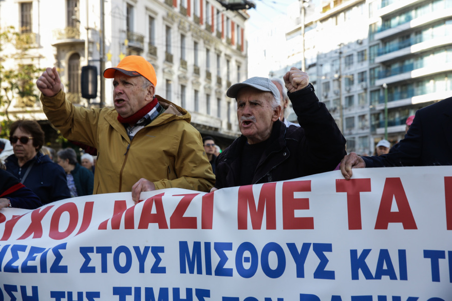 Πορεία συνταξιούχων στο κέντρο για τον προϋπολογισμό: Κλειστή η Σταδίου
