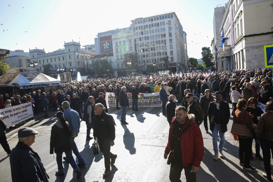 Πορεία συνταξιούχων στο κέντρο για τον προϋπολογισμό: Κλειστή η Σταδίου
