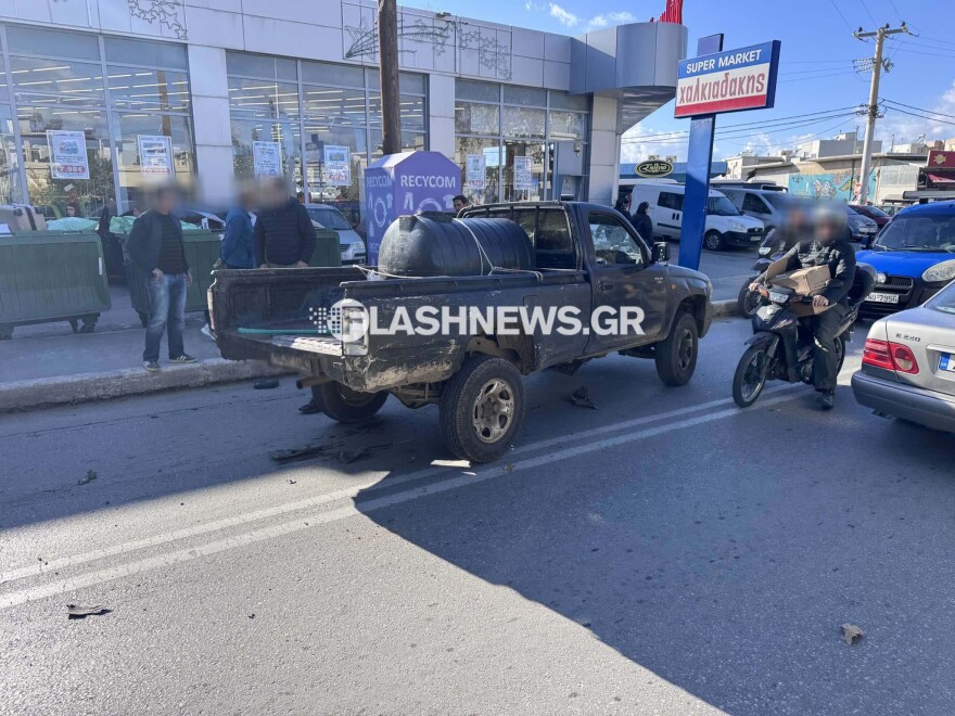 Ένας τραυματίας έπειτα από σύγκρουση μηχανής με αγροτικό στα Χανιά, δείτε φωτογραφίες