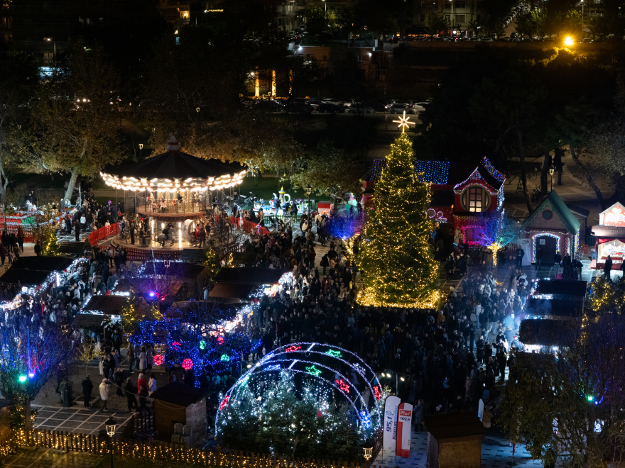  Φωταγωγήθηκε το χριστουγεννιάτικο δέντρο που στολίζει το Χωριό των Μαγεμένων στη Θεσσαλονίκη, δείτε φωτογραφία