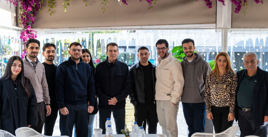 Ο Χρυσοχοΐδης συναντήθηκε με νέους Ρομά στην Αγία Βαρβάρα: «Είστε το παράδειγμα που μπορεί να αλλάξει την κοινωνία»