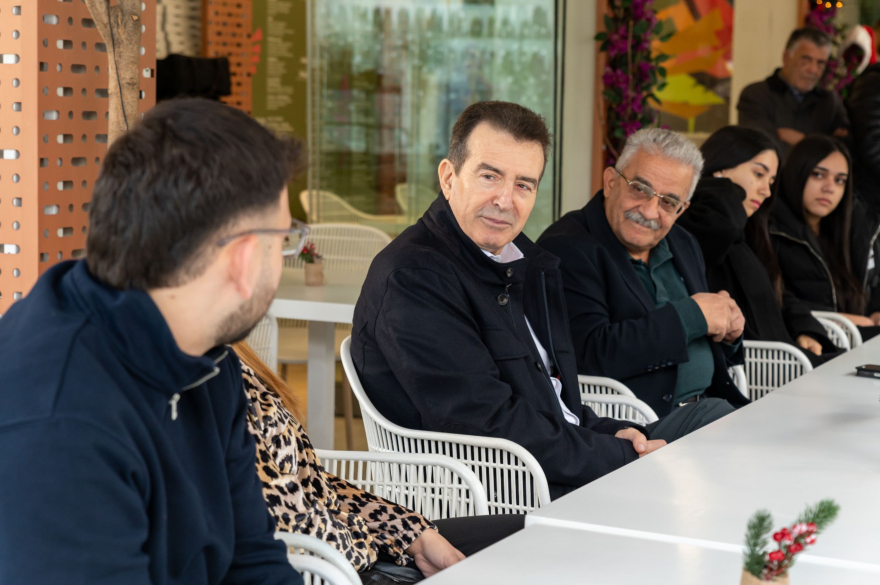 Ο Χρυσοχοΐδης συναντήθηκε με νέους Ρομά στην Αγία Βαρβάρα: «Είστε το παράδειγμα που μπορεί να αλλάξει την κοινωνία»