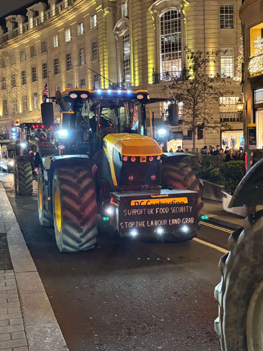 Δείτε εικόνες: Βρετανοί αγρότες κατέβασαν τα τρακτέρ τους στο κέντρο του Λονδίνου