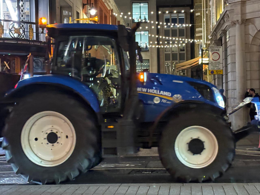 Δείτε εικόνες: Βρετανοί αγρότες κατέβασαν τα τρακτέρ τους στο κέντρο του Λονδίνου