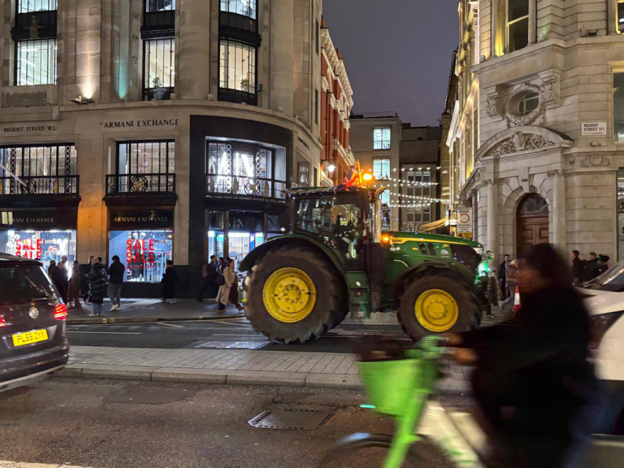 Δείτε εικόνες: Βρετανοί αγρότες κατέβασαν τα τρακτέρ τους στο κέντρο του Λονδίνου