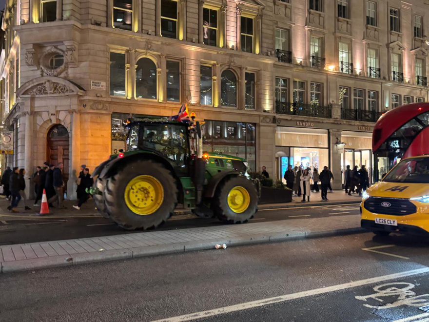 Δείτε εικόνες: Βρετανοί αγρότες κατέβασαν τα τρακτέρ τους στο κέντρο του Λονδίνου