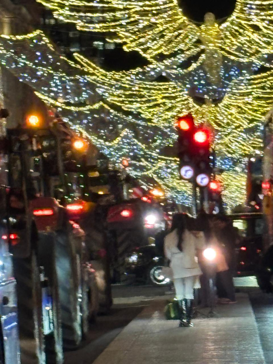 Δείτε εικόνες: Βρετανοί αγρότες κατέβασαν τα τρακτέρ τους στο κέντρο του Λονδίνου