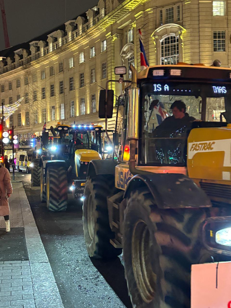 Δείτε εικόνες: Βρετανοί αγρότες κατέβασαν τα τρακτέρ τους στο κέντρο του Λονδίνου