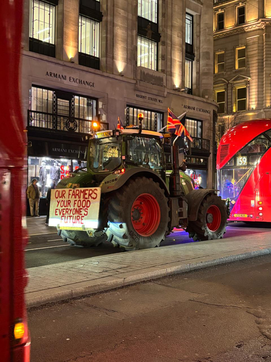 Δείτε εικόνες: Βρετανοί αγρότες κατέβασαν τα τρακτέρ τους στο κέντρο του Λονδίνου