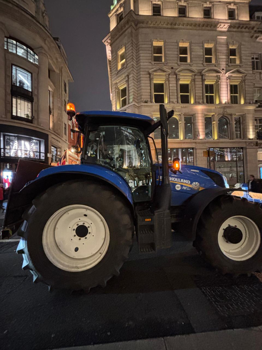 Βρετανοί αγρότες κατέβασαν τα τρακτέρ τους στο κέντρο του Λονδίνου