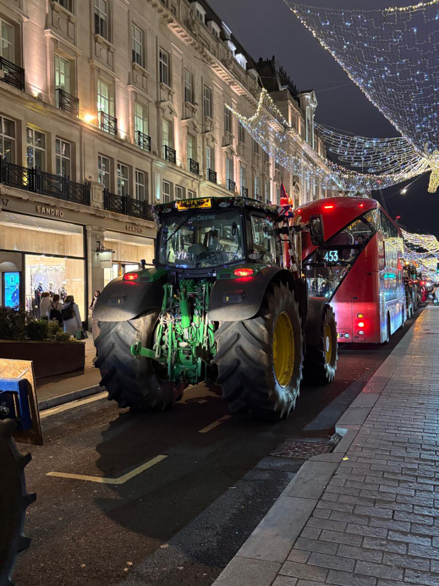 Δείτε εικόνες: Βρετανοί αγρότες κατέβασαν τα τρακτέρ τους στο κέντρο του Λονδίνου