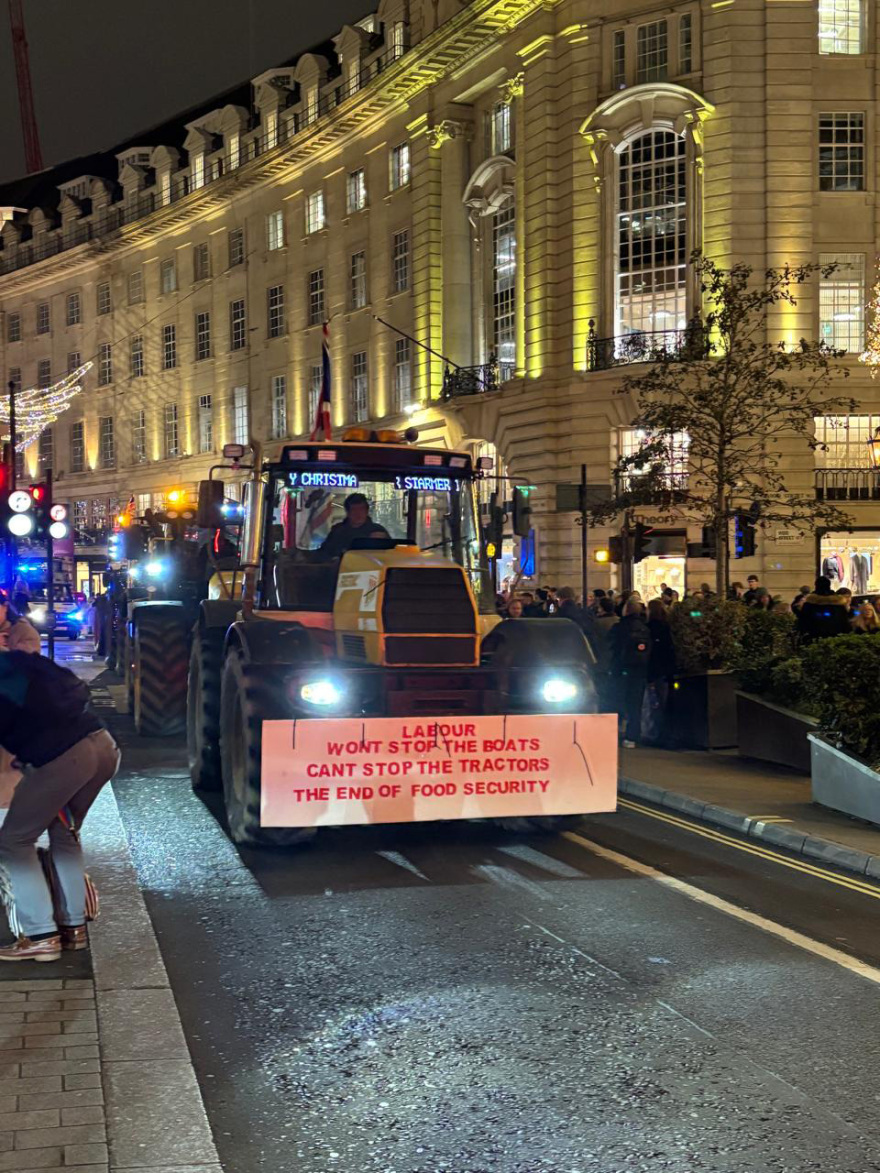 Δείτε εικόνες: Βρετανοί αγρότες κατέβασαν τα τρακτέρ τους στο κέντρο του Λονδίνου