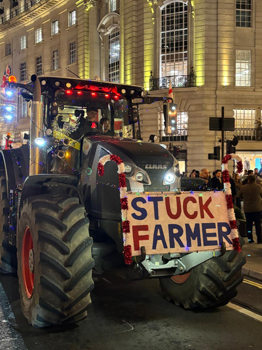 Δείτε εικόνες: Βρετανοί αγρότες κατέβασαν τα τρακτέρ τους στο κέντρο του Λονδίνου