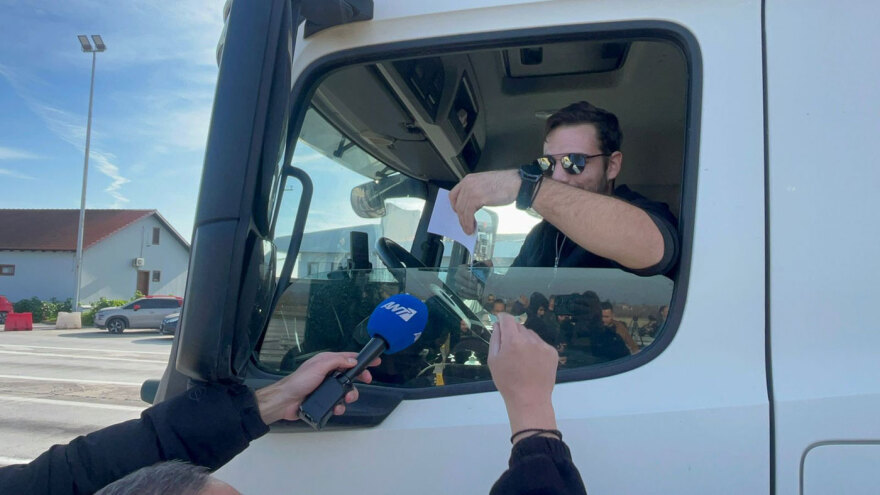 Αγρότες από το μπλόκο των Μαλγάρων μοίρασαν ρύζι στους διερχόμενους οδηγούς