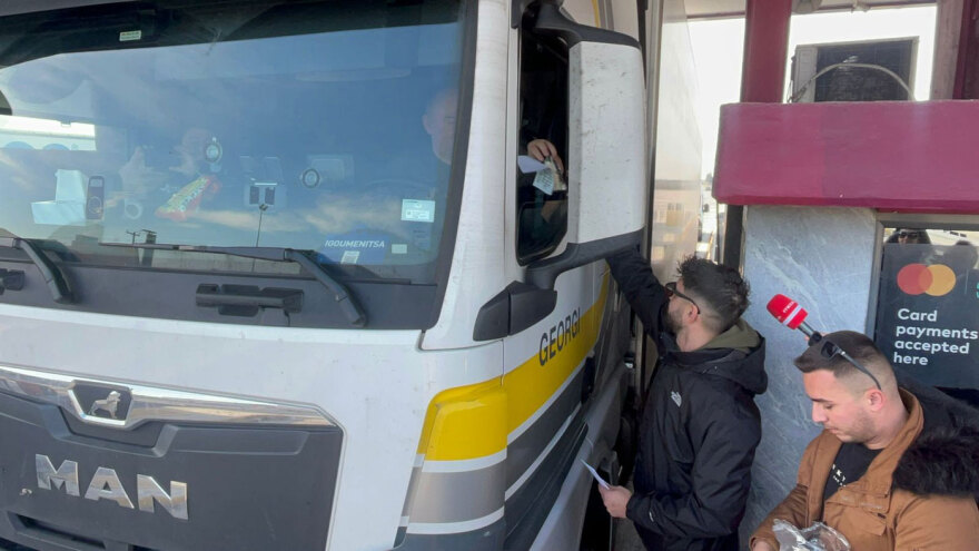 Αγρότες από το μπλόκο των Μαλγάρων μοίρασαν ρύζι στους διερχόμενους οδηγούς