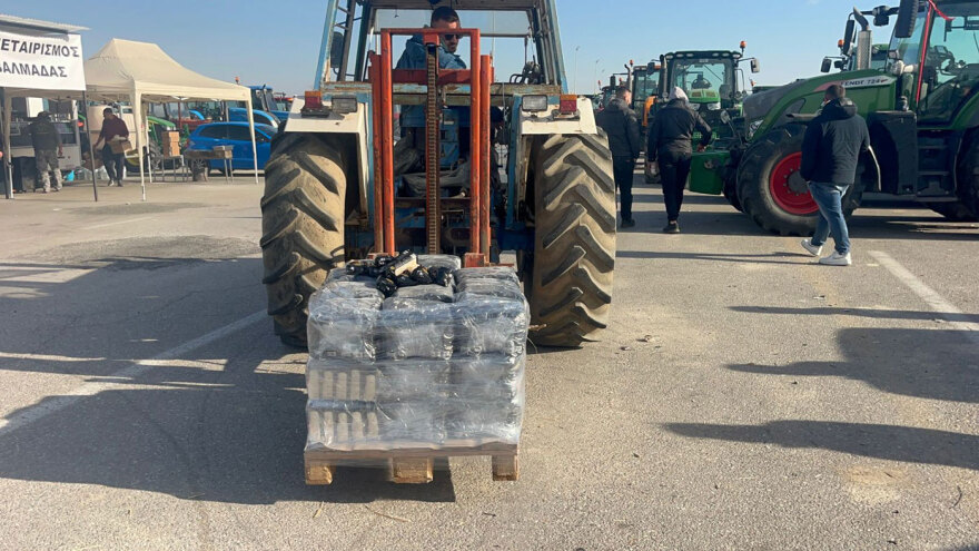 Αγρότες από το μπλόκο των Μαλγάρων μοίρασαν ρύζι στους διερχόμενους οδηγούς