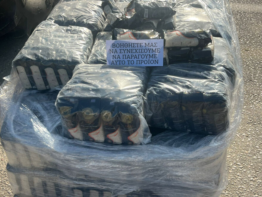 Αγρότες από το μπλόκο των Μαλγάρων μοίρασαν ρύζι στους διερχόμενους οδηγούς