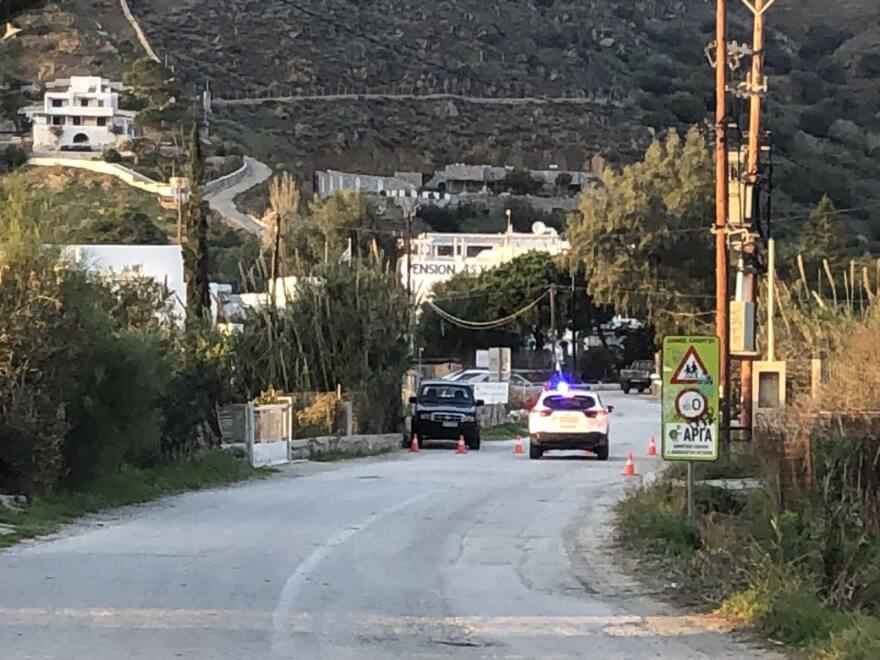 Ο μοναδικός αγρότης με τρακτέρ στην Αμοργό έκανε μπλόκο και έκλεισε δρόμο, δείτε φωτογραφίες