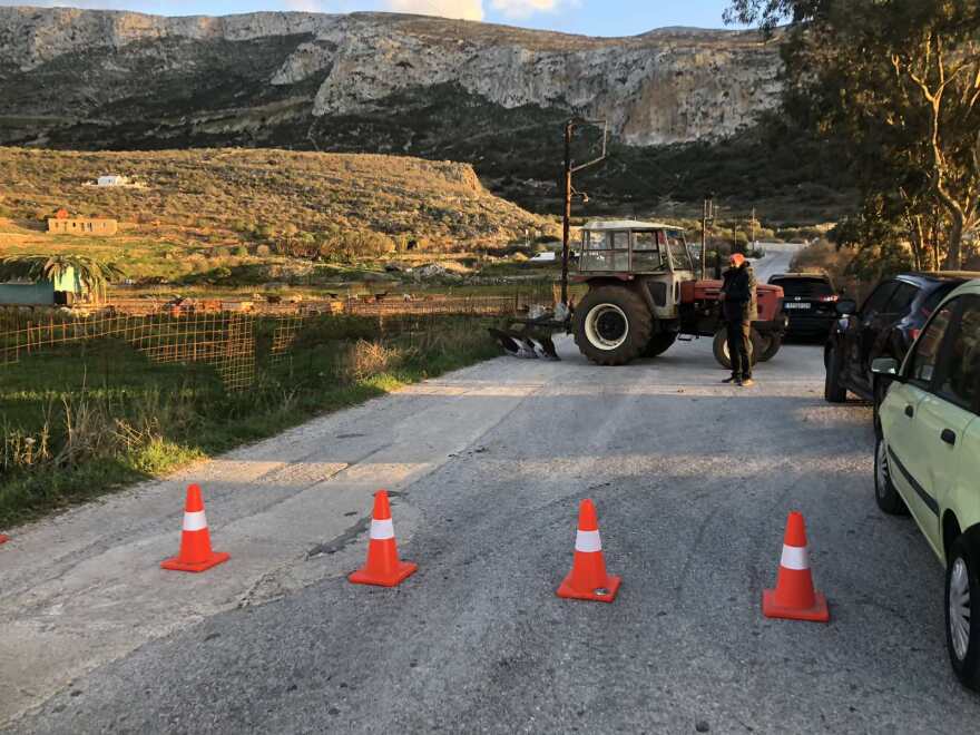 Ο μοναδικός αγρότης με τρακτέρ στην Αμοργό έκανε μπλόκο και έκλεισε δρόμο, δείτε φωτογραφίες