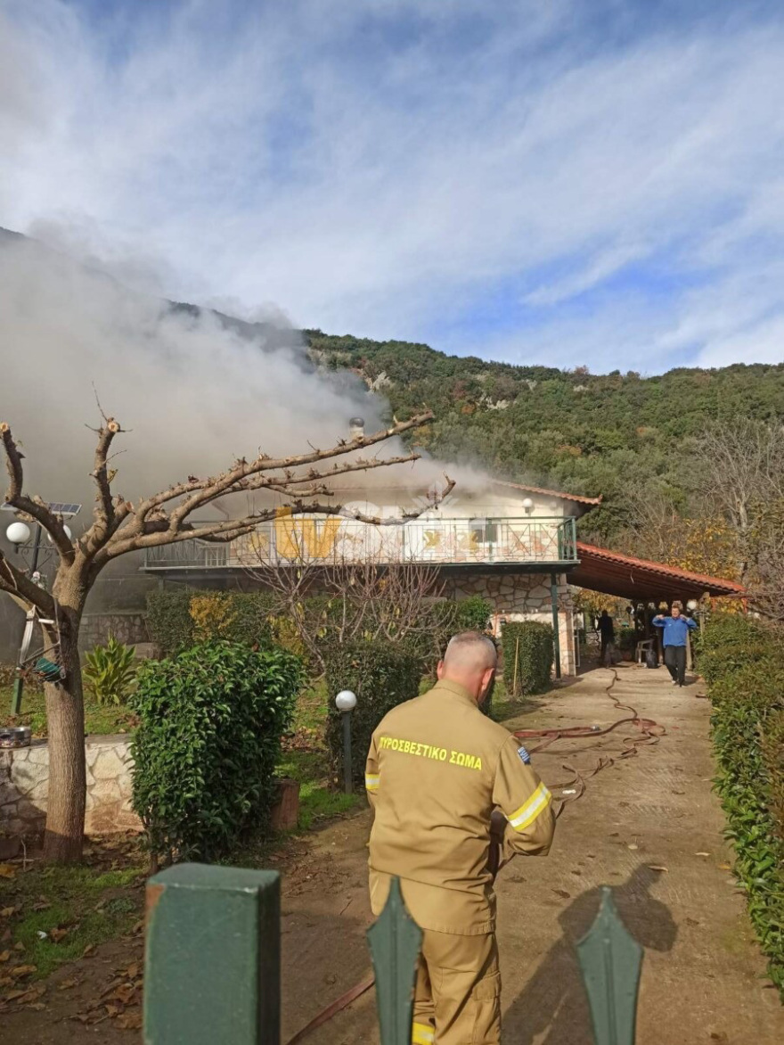 70χρονος κάηκε μέσα στο αυτοκίνητό του στη Φωκίδα ενώ την ίδια ώρα είχε πάρει φωτιά και το σπίτι του