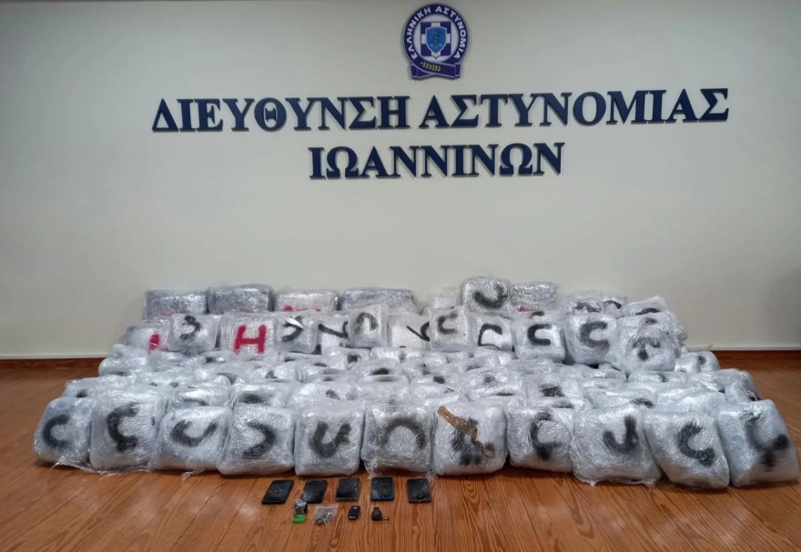 Επεισοδιακή καταδίωξη 23χρονης: Είχε 215 κιλά κάνναβης σε τζιπ στο οποίο ήταν ο 2,5 ετών γιος της, χτύπησε περιπολικά για να διαφύγει Επεισοδιακή καταδίωξη 23χρονης στα Ιωάννινα: Είχε 215 κιλά κάνναβης σε τζιπ στο οποίο ήταν ο 2,5 ετών γιος της, χτύπησε περιπολικά για να διαφύγει