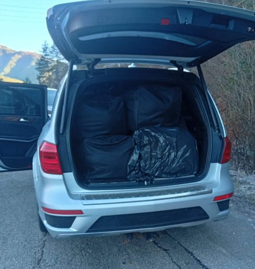 Επεισοδιακή καταδίωξη 23χρονης: Είχε 215 κιλά κάνναβης σε τζιπ στο οποίο ήταν ο 2,5 ετών γιος της, χτύπησε περιπολικά για να διαφύγει Επεισοδιακή καταδίωξη 23χρονης στα Ιωάννινα: Είχε 215 κιλά κάνναβης σε τζιπ στο οποίο ήταν ο 2,5 ετών γιος της, χτύπησε περιπολικά για να διαφύγει