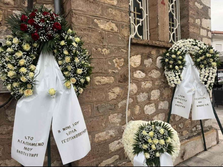 Το τελευταίο «αντίο» είπαν συγγενείς και φίλοι στον 43χρονο μποξέρ στο Αίγιο