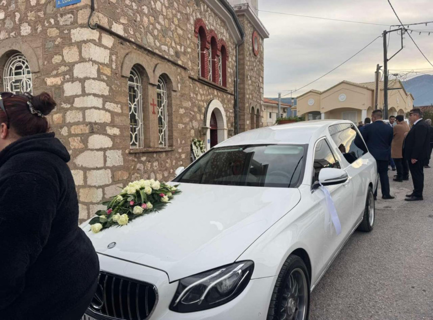 Το τελευταίο «αντίο» είπαν συγγενείς και φίλοι στον 43χρονο μποξέρ στο Αίγιο