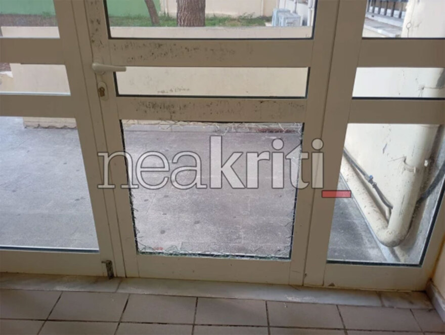 Βανδάλισαν το Λύκειο Χερσονήσου στην Κρήτη: Έσπασαν τζάμια και πόρτες, δείτε φωτογραφίες