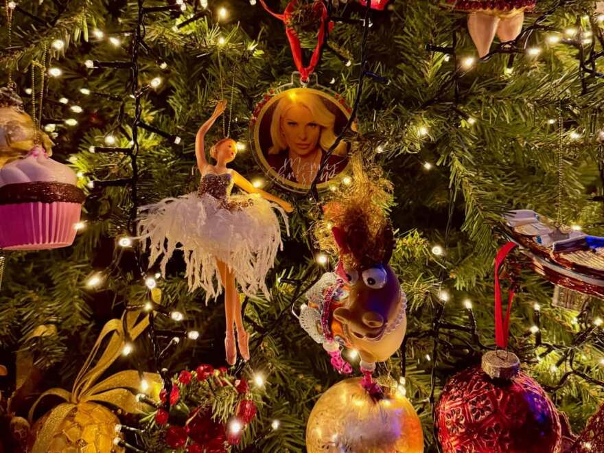 Η Ελένη Μενεγάκη ποζάρει μπροστά στο χριστουγεννιάτικο δέντρο: Μύρισαν Χριστούγεννα, γράφει