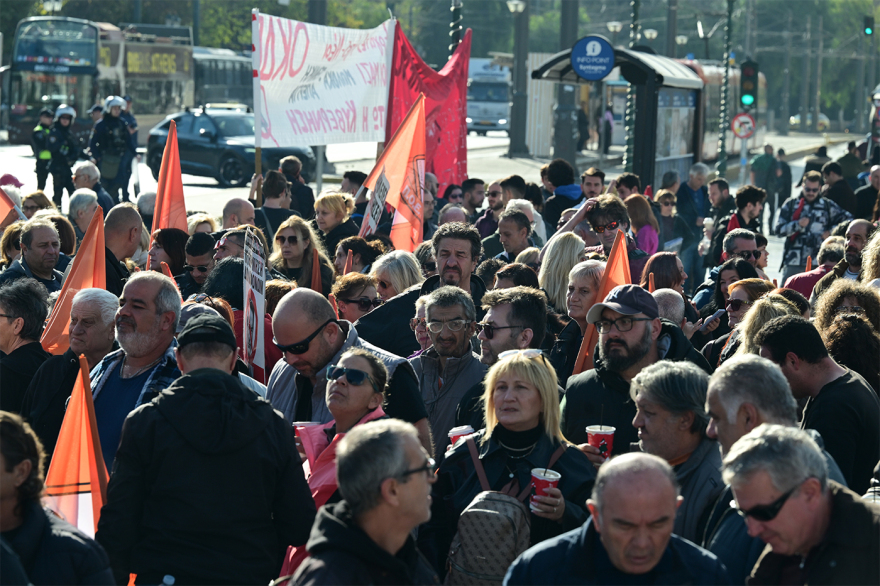 Απεργιακή συγκέντρωση στο κέντρο της Αθήνας: Άνοιξαν Βασιλίσσης Αμαλίας και Βασιλίσσης Σοφίας 